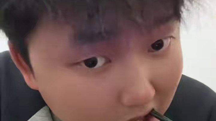 不要在意任何人的眼光 大胆做自己 不是人民币做不到人人喜欢