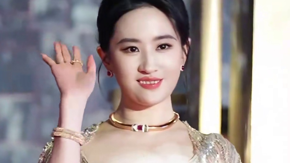 明明女星个个骨瘦如柴，为何溜肩的刘亦菲从不减肥？原来是松弛感自成东方气韵#刘亦菲 #金晨 #古力娜扎