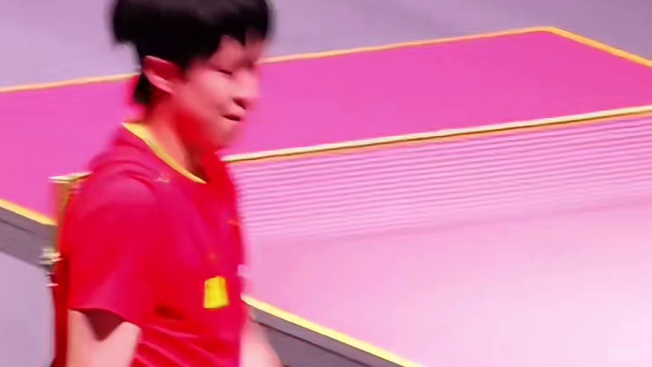 裁判又来搞心态，申请挑战成功的大头在场上暗爽憋笑呢