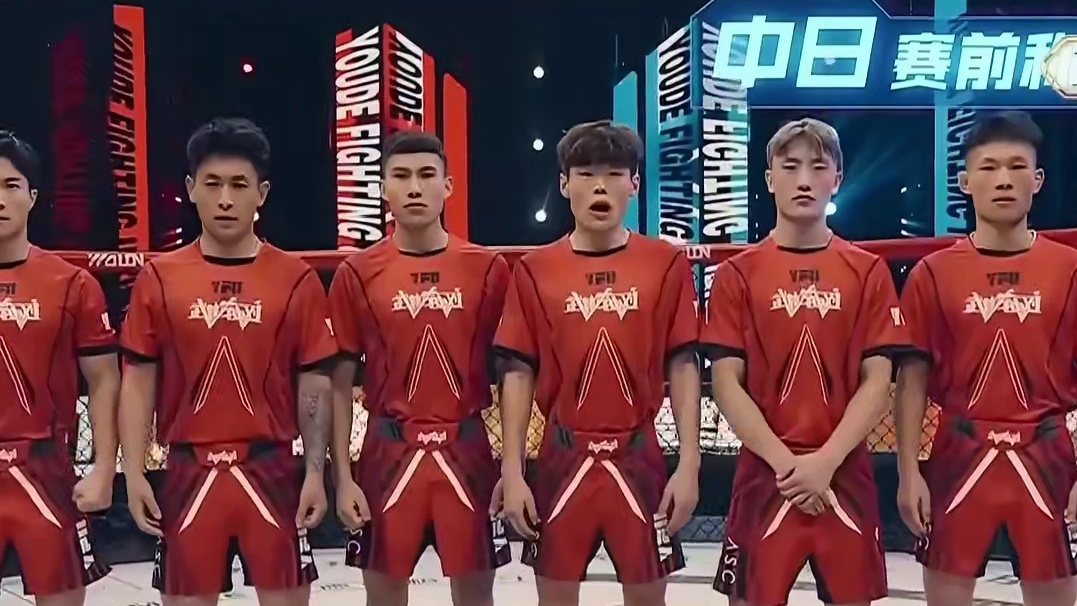 日本武士发布会拔刀吓唬中国小伙，中国小伙暴怒擂台将其暴揍KO