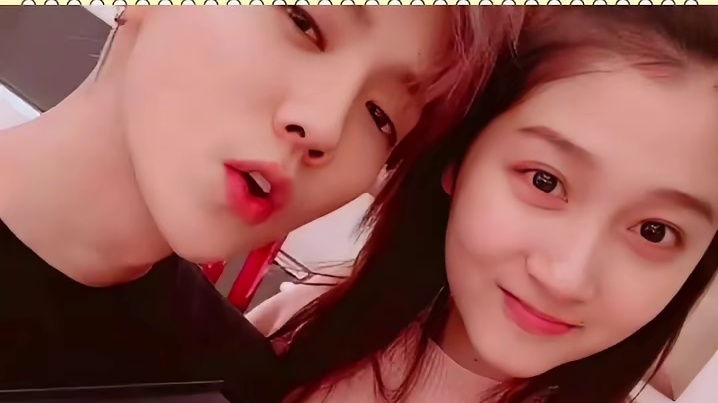 鹿晗直bo间这声音是关晓彤的吧，小情侣稳稳的