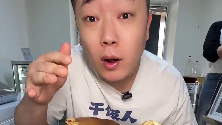 挑战3个大牛头20分钟吃完奖励3000 #瓜子二手车 #好吃到停不下来 #牛头 #太香了 #牛头挑战