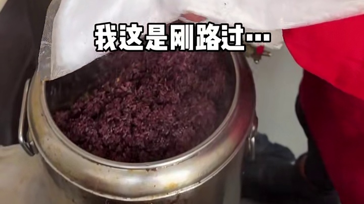 上海街头偶遇老式糍饭团，一个15块嘎嘎香~