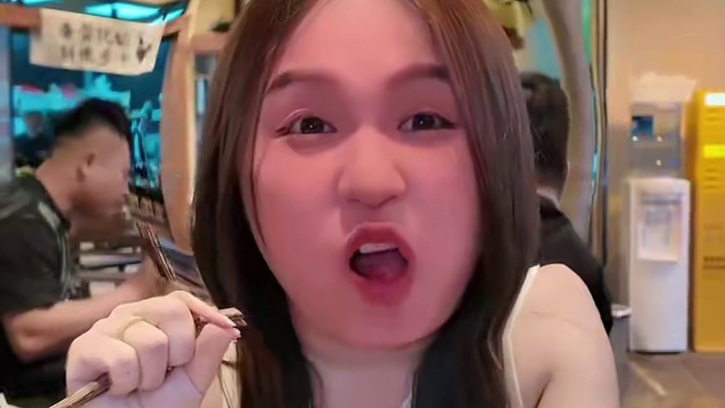 被清汤鸡火锅的小米辣，火爆到了！#鸡火锅 #云南美食 #万物皆可种草搜