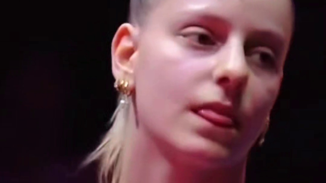 孙颖莎4-0横扫夏洛特，单局轰出11-1，晋级女单16强