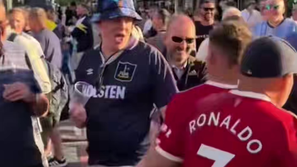 毕尔巴鄂街头，2名曼联球迷经过热刺球迷聚集地时被泼啤酒