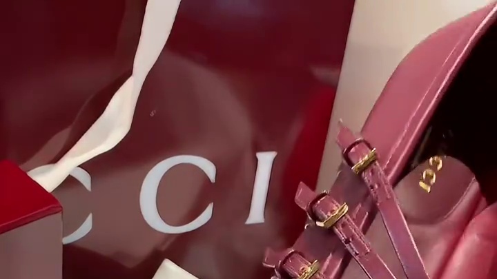 必须给这个Gucci芭蕾舞鞋打满分！ 宝子们，今天发现一双超级美的鞋，Gucci红色皮面方头三搭扣马