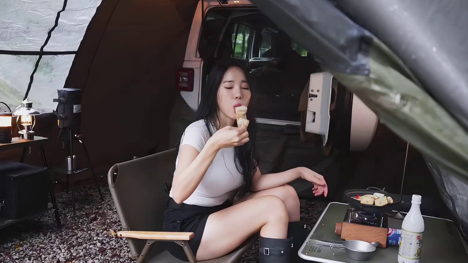 第4集：窗外暴雨连连，女人躲在帐篷营地惬意享受户外生活，暴雨天露营