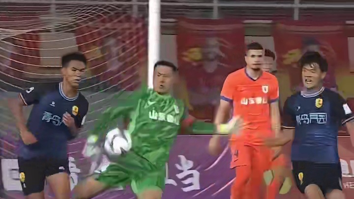 王大雷搞笑禁区内开大脚时踢在