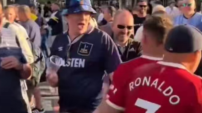 毕尔巴鄂街头，2名曼联球迷经过热刺球迷聚集地时被泼