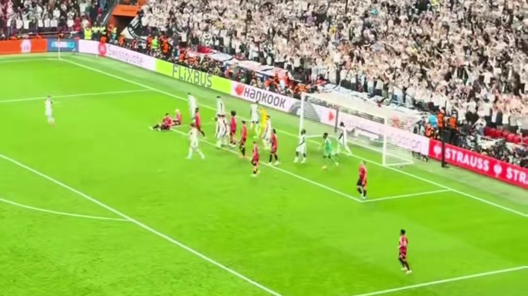 曼联最后一个角球机会，奥纳纳冲到对方禁区示意迪亚洛往他头上罚