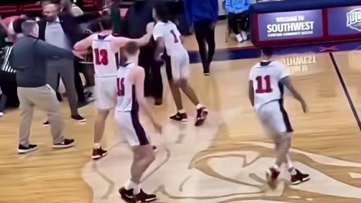 场面一度失控，看台上掉下来的哥们你还好吗