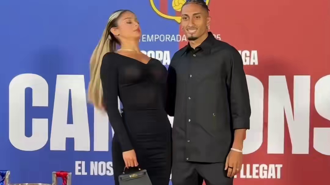 拉菲尼亚与妻子合影踮脚#足球