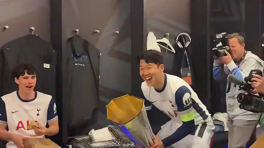 值得铭记的夜晚！夺冠后的孙兴慜与队友在更衣室内捧杯庆祝