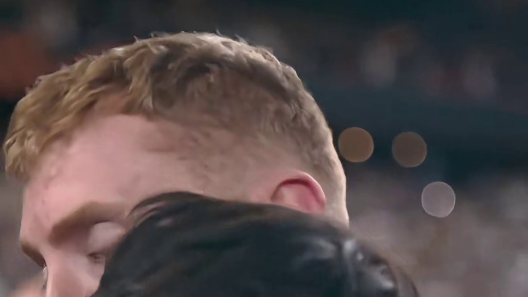 怎能不动情！孙兴慜赛后拥抱队友失声痛哭，十年坚守终夺首冠