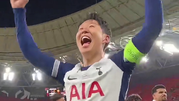 太不容易！#孙兴慜 终于夺冠了 疯狂庆祝#足球的魅力 #热刺  #曼联#欧联杯