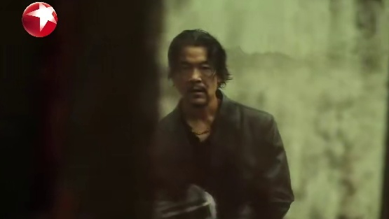 吴豫张弛的相互试探终于迎来正面对决，吴豫反跟踪张弛，却被在暗处的张弛袭击，而后俩人开始你逃我追模式，