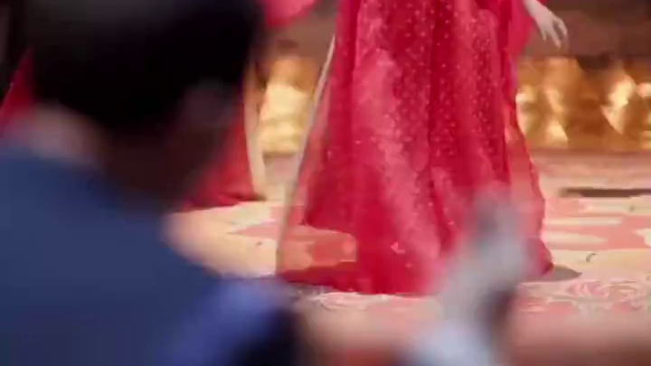 少时身为下等人的楚临瑶在湛王府受尽虐待和屈辱，幸得秦蓁相助，才在府中勉强生存，怎奈秦蓁惨s 楚临瑶万