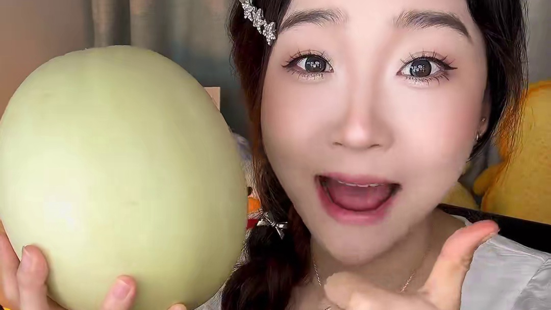 果肉软糯细腻！一口宛若冰淇淋爆汁，真的很好吃！冷藏后更好吃！爱吃玉菇的宝趁这个时候可以冲！#玉菇甜瓜