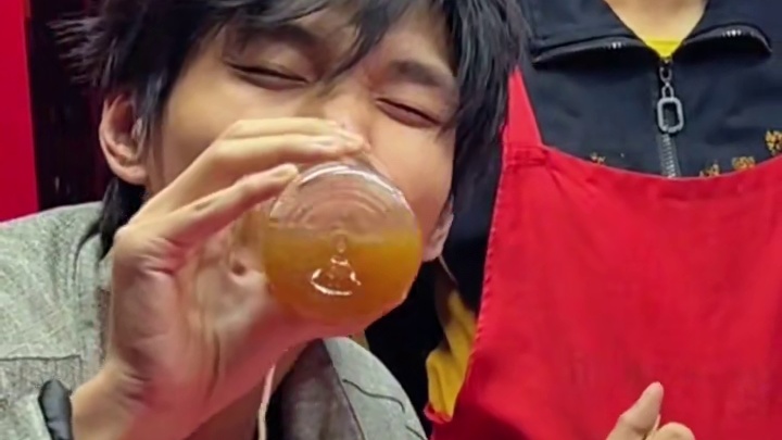 浙江帅哥2分钟吃完5两螺蛳粉，狂赚阿姨500快~#螺蛳粉