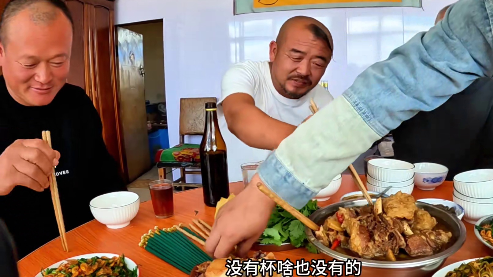 东北农村生活，大锅炖牛排开喝了#东北农村生活 #东北家乡的味道