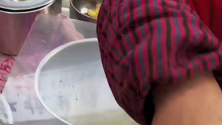 糯叽叽的凉糕，真的能拉丝耶！！口感甜而不腻，一碗下肚好撑呀！！