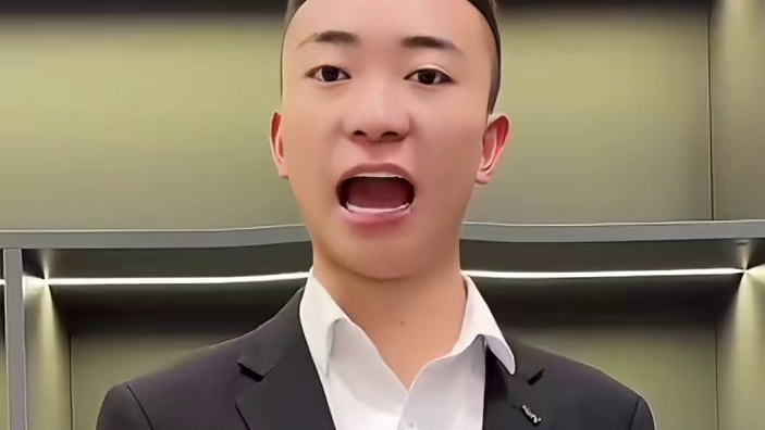 大凉山走出的彝族孩子小哈哈，不忘初心