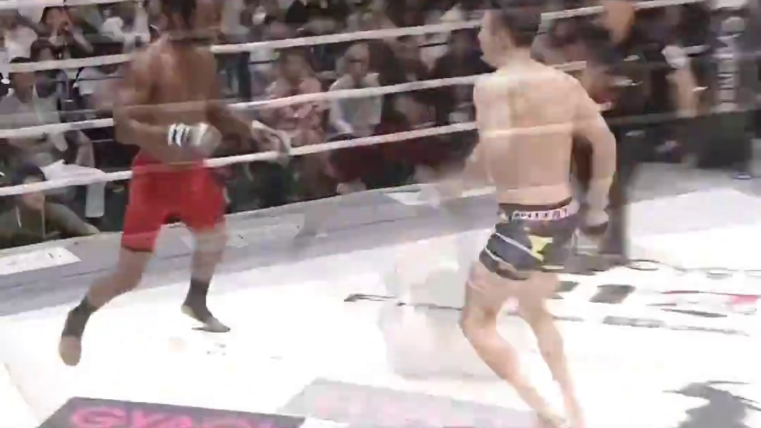 黑人拳手嚣张跋扈，骚扰中国举牌女郎，巴拉金大怒将其裸绞降服