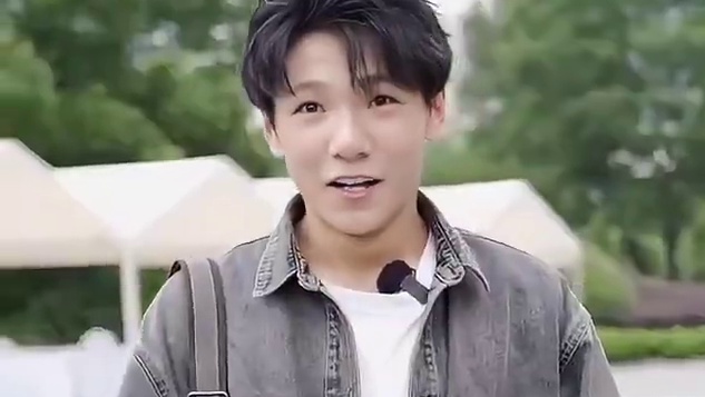 男生怀疑网恋半年的对象不是女生而是一个抠脚大汉？ #街头采访 #高甜来袭 #甜甜的恋爱 #情侣 #脱