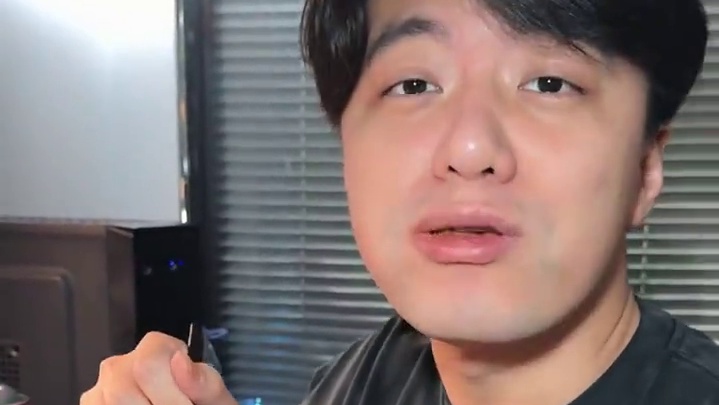 轻轻一抿，脱骨软糯，香辣卤味瞬间绽放，太上头啦！#零食推荐 #小石头 #虎皮凤爪