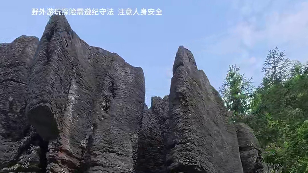 在贵州遵义风岗与务川的交界处，有这样一块神奇的大石头，大风一吹它就会动，被誉为风动石，这样神奇的石头