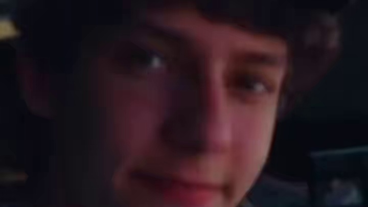 两个反骨仔袭击托托的座椅 “Kimi，这是老板的座椅，谁也不能碰。” 
Kimi：好的，我就摸了～ 