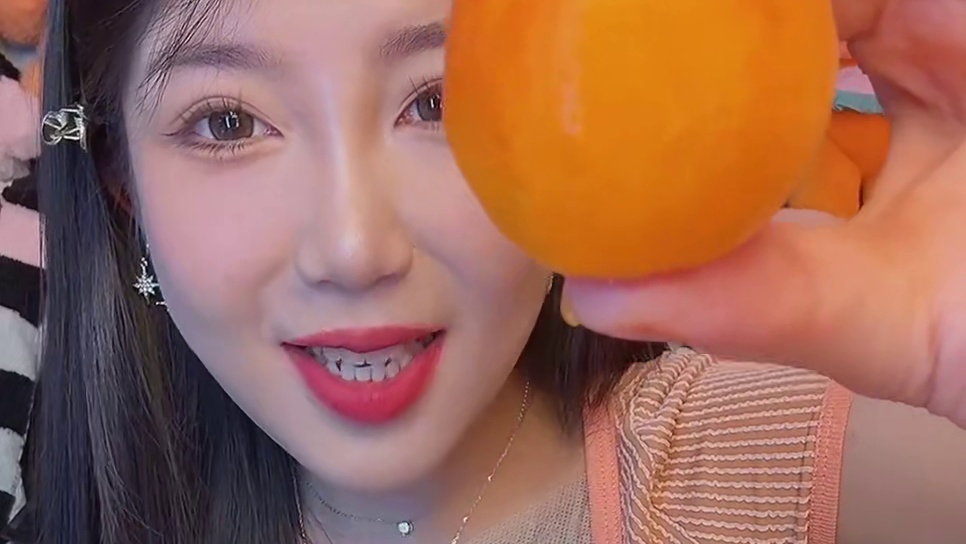 #杏子熟了 #大黄杏 #水果 我的是中果 现摘现发的 到货放一放更好吃 硬的时候就是酸甜的  放软了