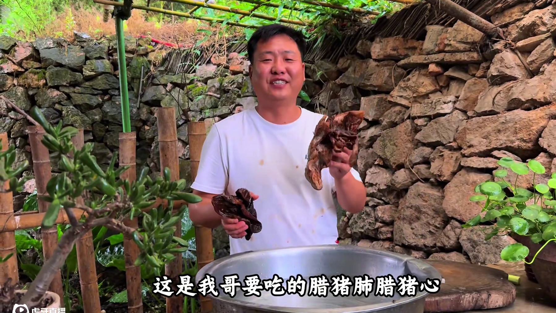 哥俩吃麻辣腊猪肺火锅，大口吃，像八辈子没吃过饭！ #人间烟火 #我的乡村生活 #大山里的美食 #新农