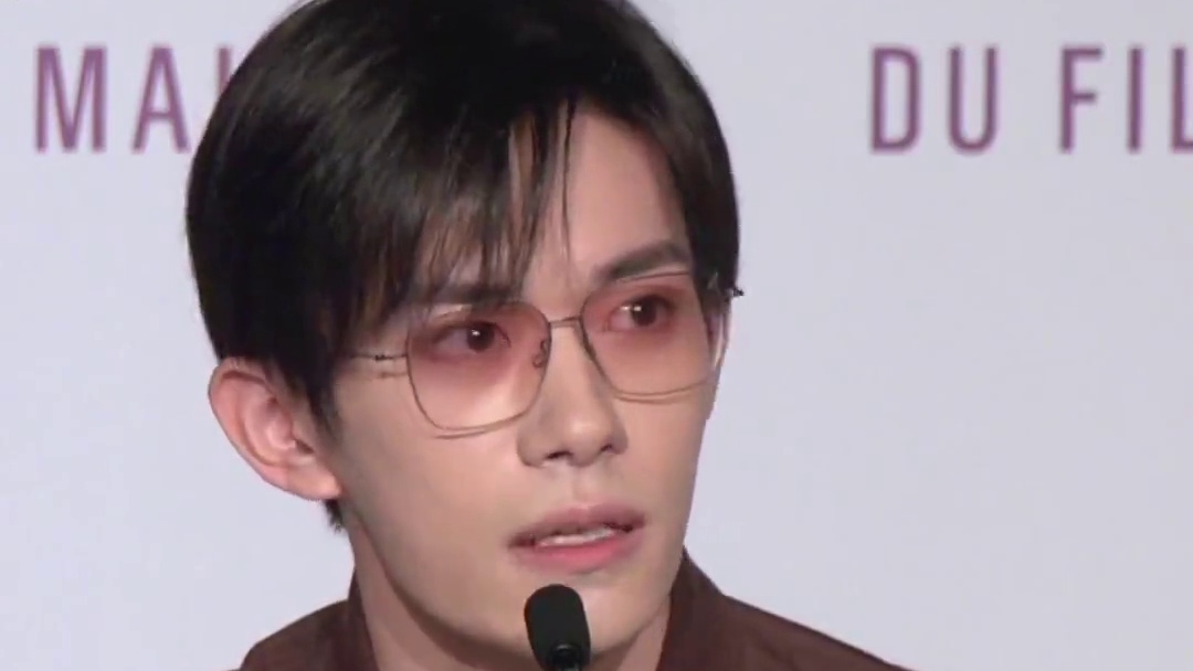 #易烊千玺说狂野时代有段没剧本  #易烊千玺 透露#电影狂野时代 有段剧情没有剧本，是导演和演员现场