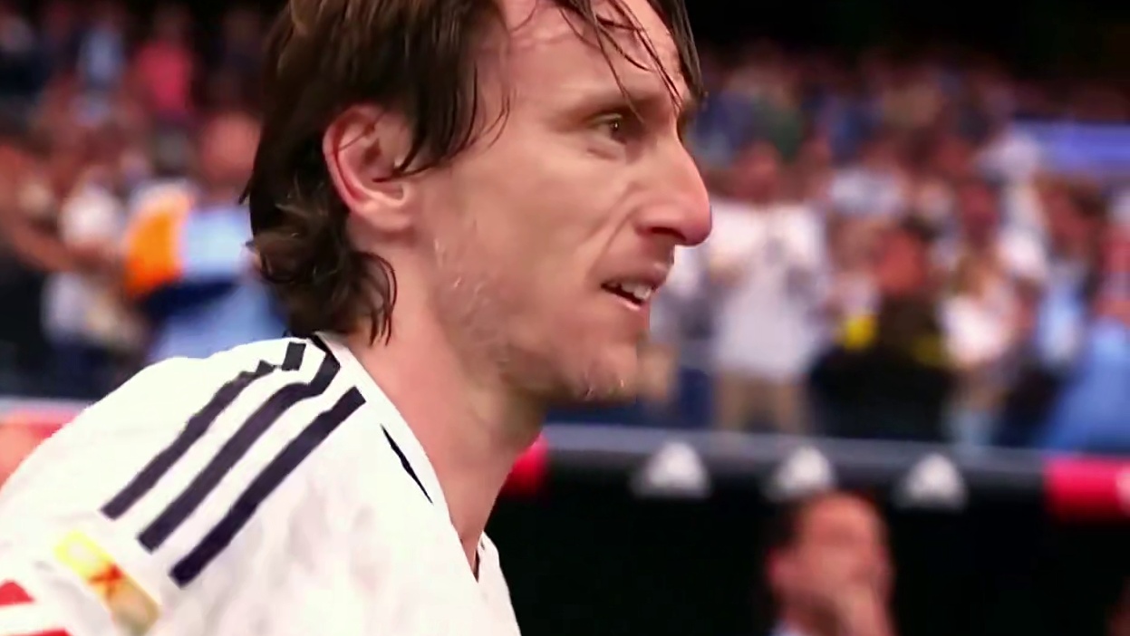 魔笛泪别伯纳乌！39岁#莫德里奇 皇马生涯主场告别战谢幕与#托尼克罗斯 紧紧相拥 两队球员列队致敬传