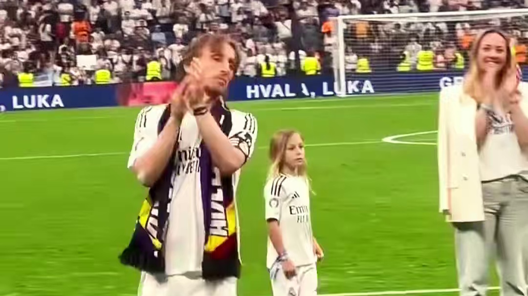 致敬传奇！39岁#莫德里奇 皇马主场告别战 两队列队致敬 赛后被高高抛起 #足球的魅力 #传奇永不谢