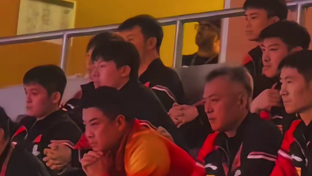 0-2落后拼到3-4遗憾输球，大胖跪地一幕太催泪了