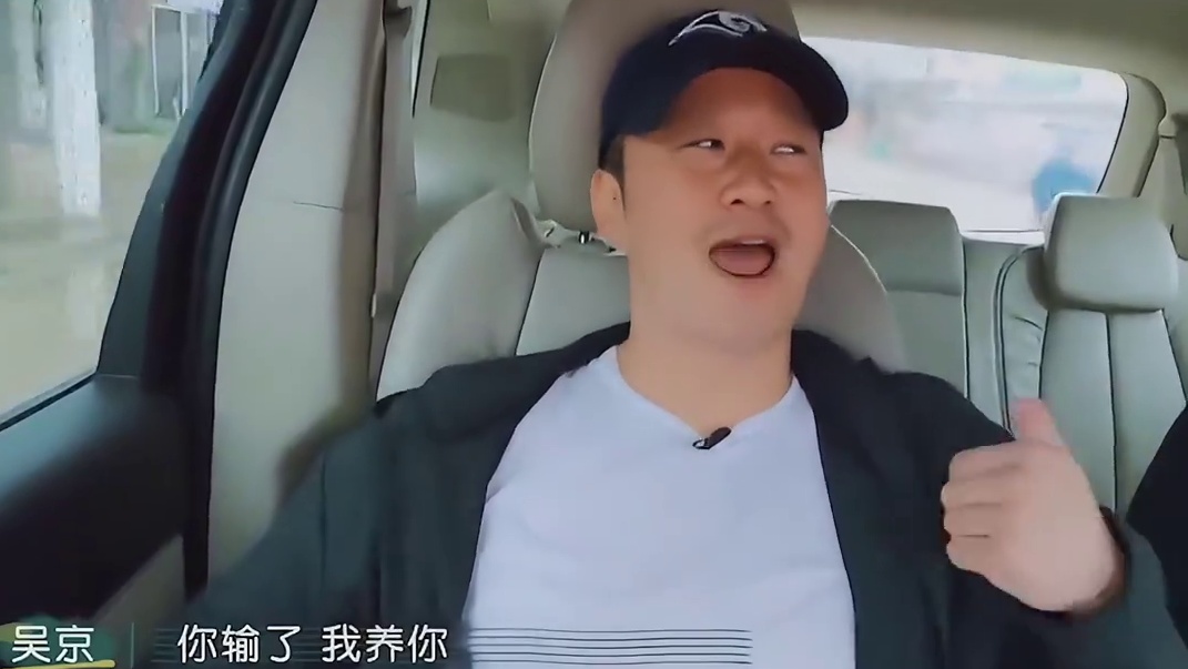 看到谢楠帮吴京缝补破袜子，才知道为何他们结婚12年依旧恩爱如初