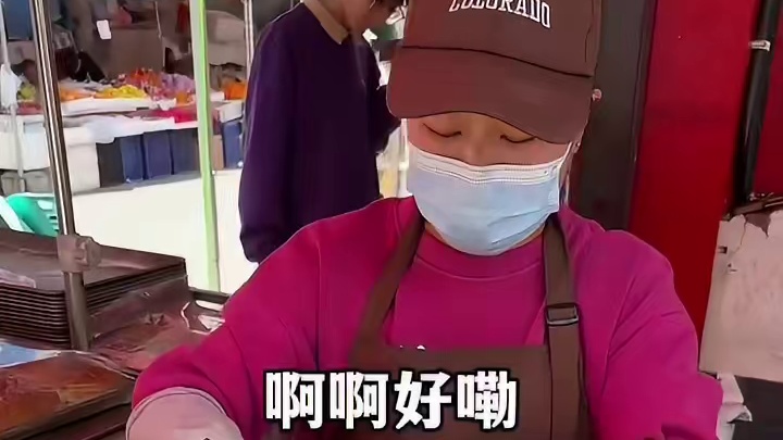 藏在大理菜市场的老式面包，特别热情的请我吃了好多