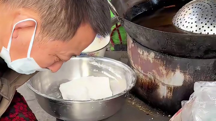 成都街边童年糯叽叽，3块一串的糖油果子，你们感觉值不值？！