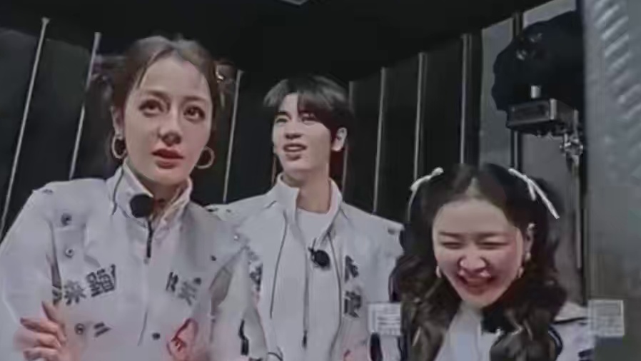 热巴背个书包真的萌我一脸