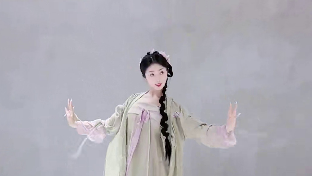 “十字街头城中沾染了春意，你像绝世牡丹遗落画轴里” 