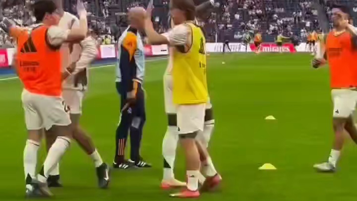 莫德里奇最后一次在伯纳乌赛前热身