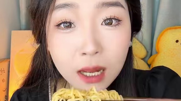 爱吃清爽不油腻泡面的试试农心！只有粉包哈，晚上不想吃油腻并且有味的就来碗！汤好喝的！就是便利店的那个