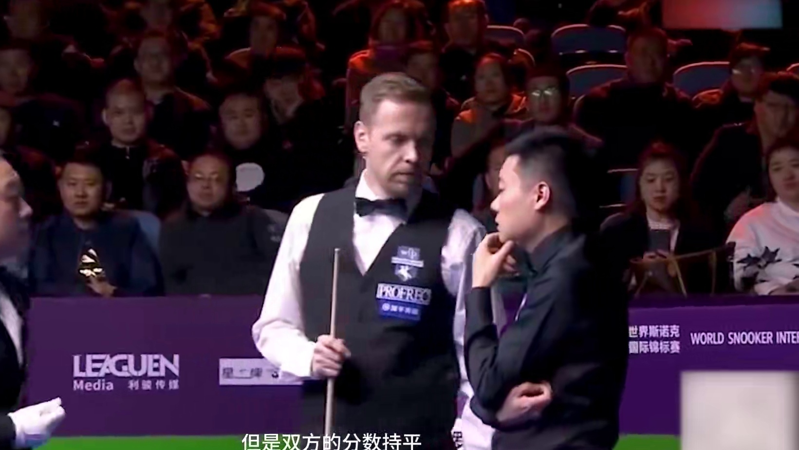 丁俊晖失误意外丢杆认输，裁判急忙叫住，比赛竟还没有完成呢！ #台球 #斯诺克 #丁俊晖 #名场面