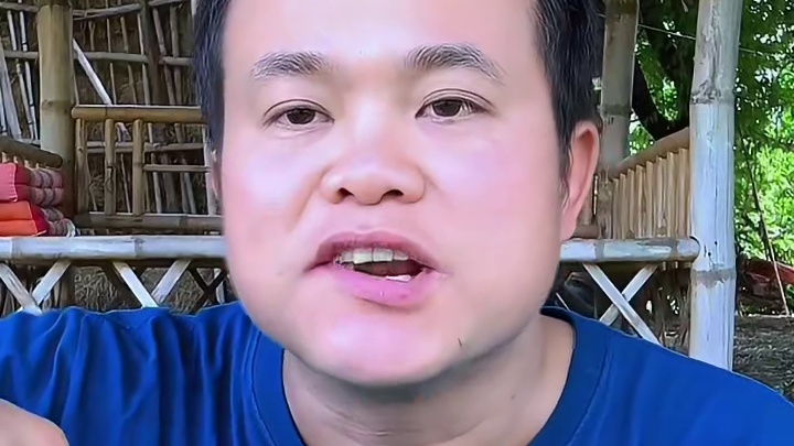 鲜辣椒酱️炭烤爆汁猪小肠 #内容启发搜索 #泰国生活 #泰国大叔#泰国美食#超级好吃过瘾