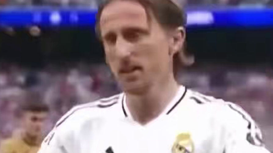 这一刻多少皇马球迷为之落泪？当魔笛在第86分钟被换下场，曾经辉煌的典礼中场成为了伯纳乌球场永恒的历史