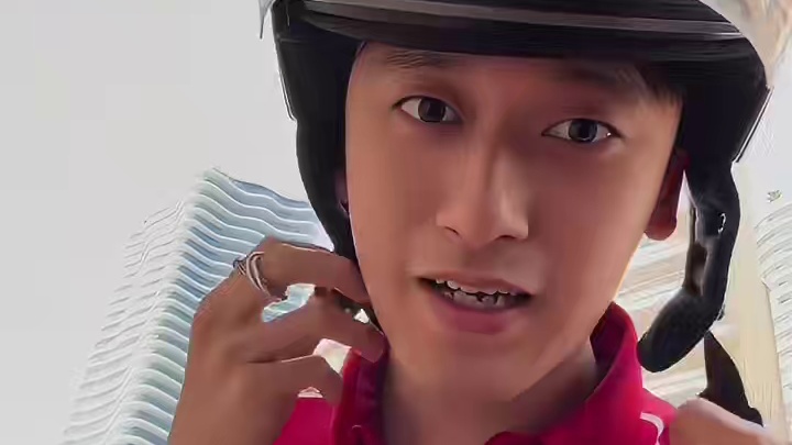 周冠宇晒摩纳哥上班Vlog 小周摩纳哥上班～嘟嘟嘟嘟嘟嘟嘟嘟嘟骑上我心爱的小摩托️，它永远不会堵车～