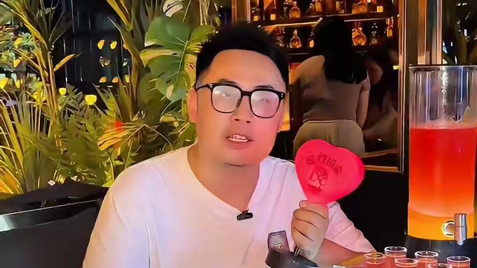 全国连锁黑森林酒吧开到眉山来了，听说开了100多家，号称来这里就能脱单，一个人来两个人走，我不信，所